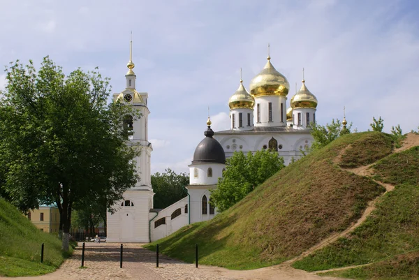 Beyaz kilise ile peyzaj — Stok fotoğraf