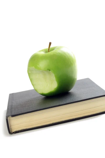 Aangebeten appel op boek — Stockfoto