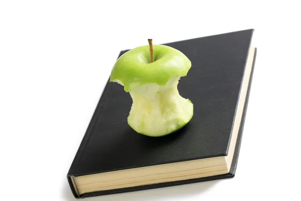 Δαγκωμένο μήλο σε βιβλίο — Stockfoto