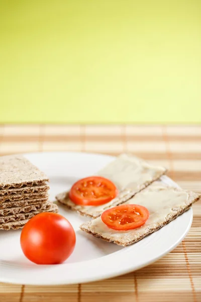 Knäckebröd en tomaat — Stockfoto