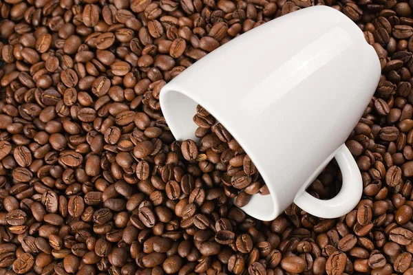 Grains de café avec tasse blanche — Photo