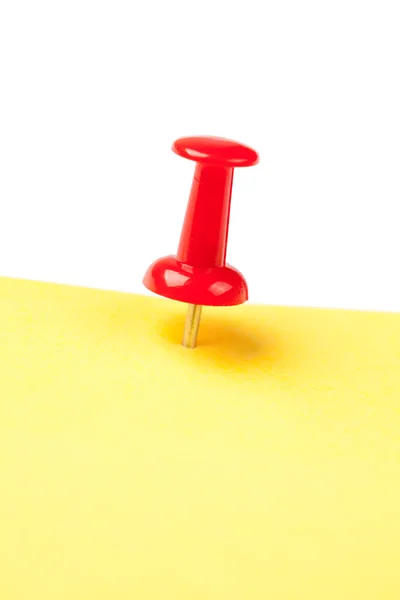 Gelbes Notizpapier mit roter Nadel — Stockfoto