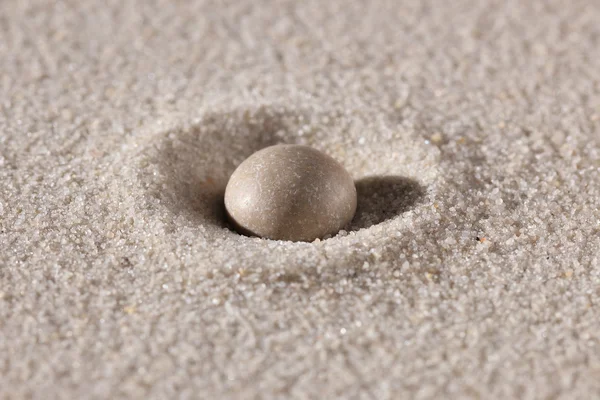Камень и песок — стоковое фото