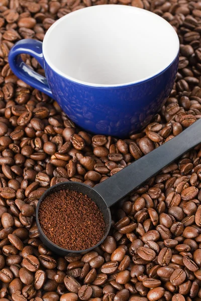 Ground coffee and coffee cup — Stock Photo, Image