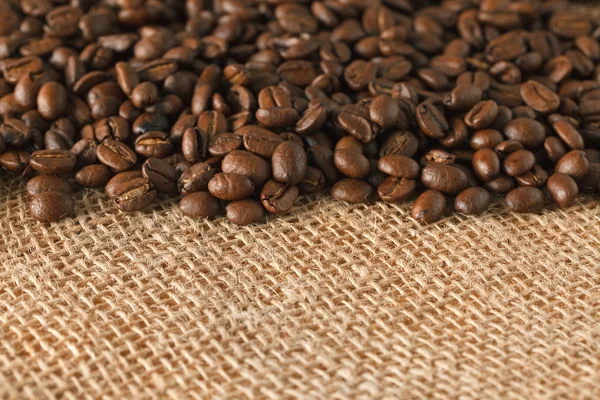 Koffie bonen op jute — Stockfoto