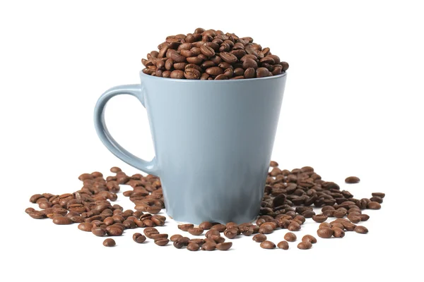 Кавові зерна та чашка кави — стокове фото