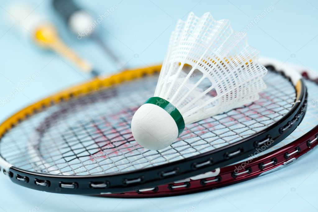 Fond Une Balle De Badminton Avec Le Mot Combattre La Corée Et Une Raquette  De Navette Un Joueur De Badminton Et Une Raquette Fond, Haute Résolution,  Chanceux, Raquette Image de Fond Pour