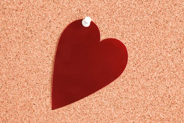 Červené srdce na corkboard — Stock fotografie