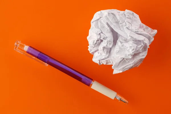 Bola de papel e caneta — Fotografia de Stock