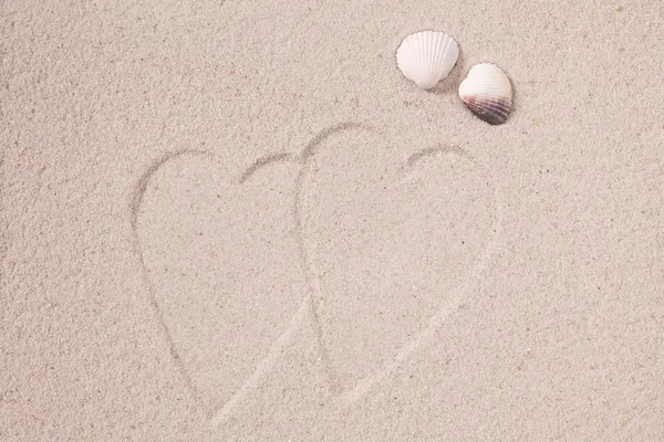 Kum ve kabukları kalbimizde — Stok fotoğraf