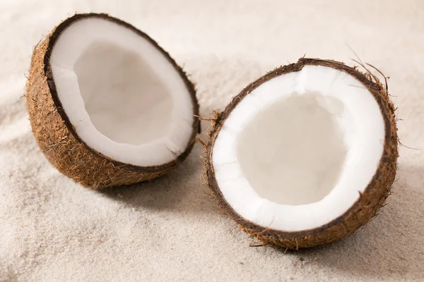 Zwei halbe Kokosnüsse — Stockfoto