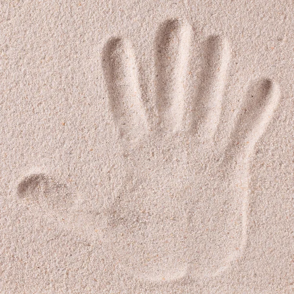 Отпечаток руки на песке — стоковое фото