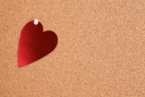 Rotes Herz auf Korkplatte — Stockfoto