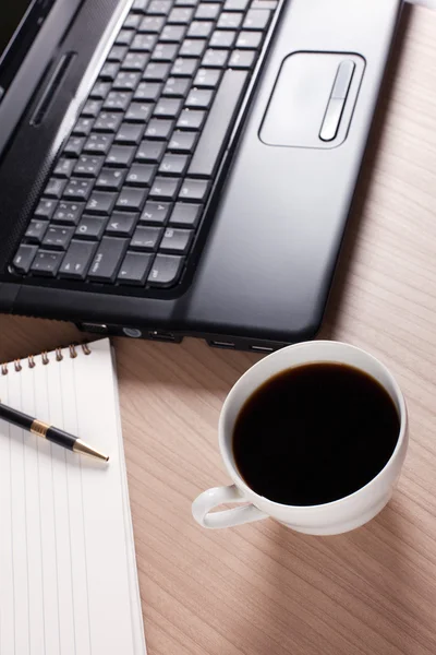Koffie en computer - breken in office — Stockfoto