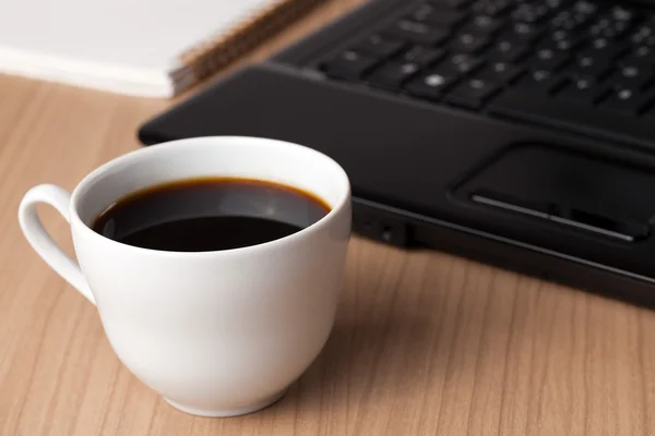 Caffè e computer - pausa in ufficio — Foto Stock