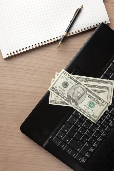 Банкноты в долларах на клавиатуре ноутбука — стоковое фото