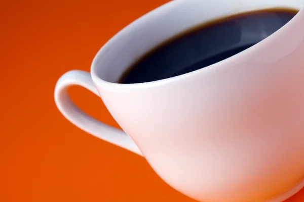 色の背景上の白いコーヒー カップ — ストック写真