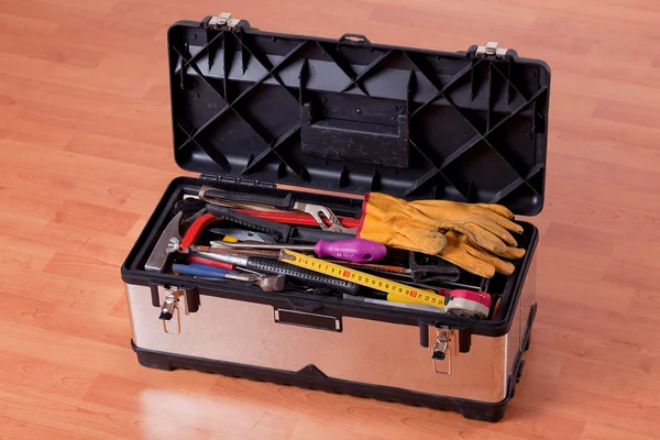 Nástroje v nástroj box na dřevěnou podlahu — Stock fotografie