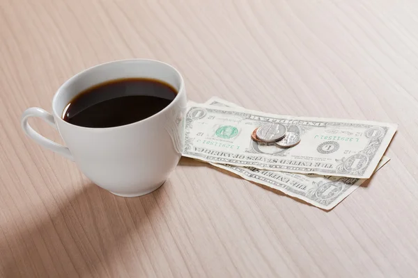 Φλιτζάνι καφέ με χρήματα — Φωτογραφία Αρχείου