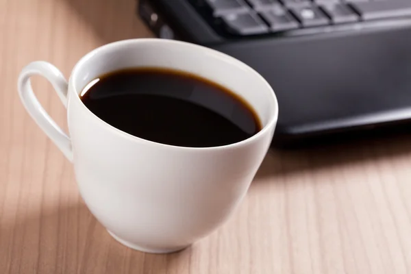 Caffè e computer - pausa in ufficio — Foto Stock