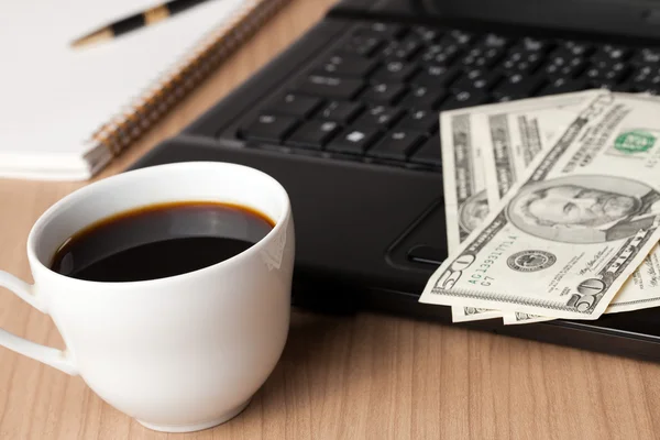 Coffee cup and computer with money — Stock Photo, Image
