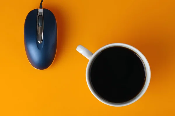 Kahve Kupası ve bilgisayar fare — Stok fotoğraf