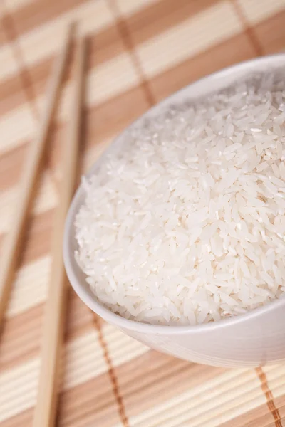 Beyaz pirinç kase ve yemek çubukları — Stok fotoğraf