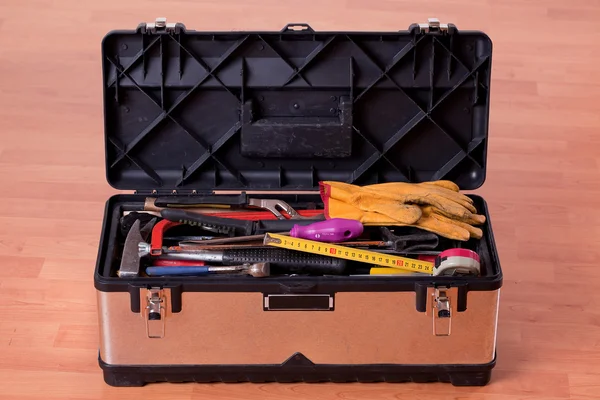 Herramientas en caja de herramientas en suelo de madera —  Fotos de Stock