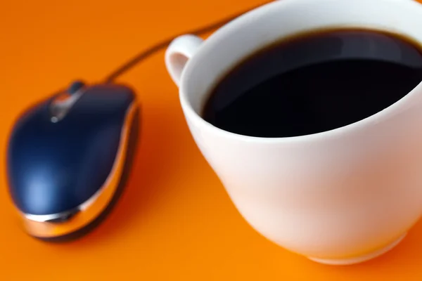 Чашка кави та комп'ютерна миша — стокове фото