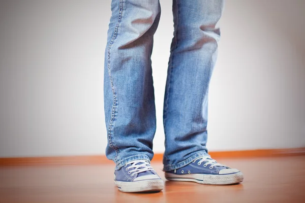 Людська нога з джинсами та кросівками — стокове фото