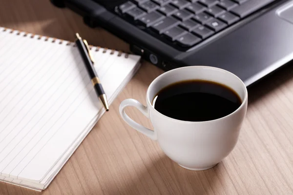 Koffie en computer - breken in office — Stockfoto