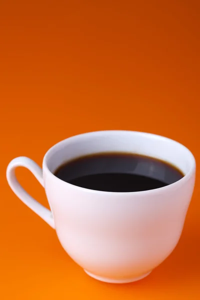 Weiße Kaffeetasse auf farbigem Hintergrund — Stockfoto