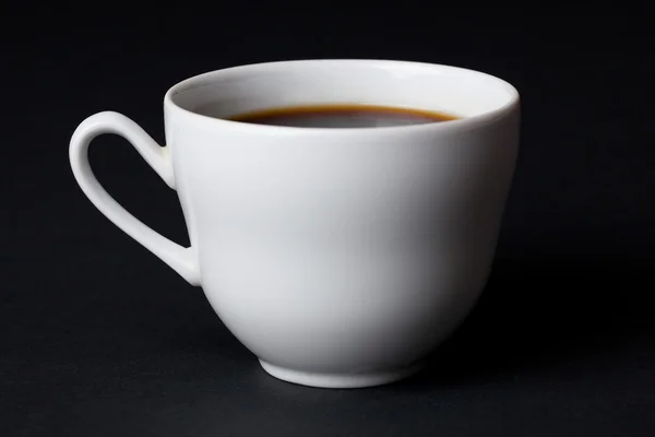 Біла чашка кави на чорному фоні — стокове фото