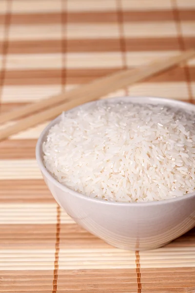 Bílou rýži v misce a hůlky — Stock fotografie