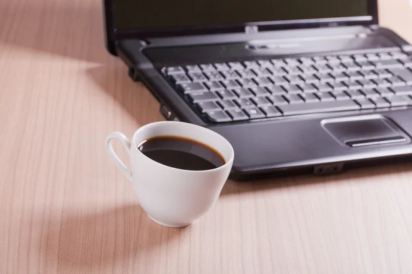 Café e computador - intervalo no escritório — Fotografia de Stock