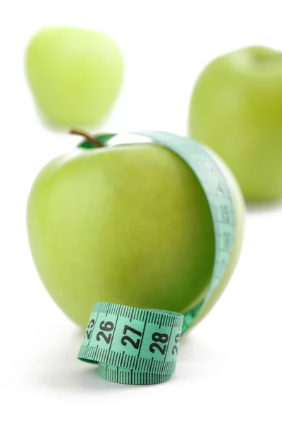 Ölçme bant ile yeşil elma — Stok fotoğraf