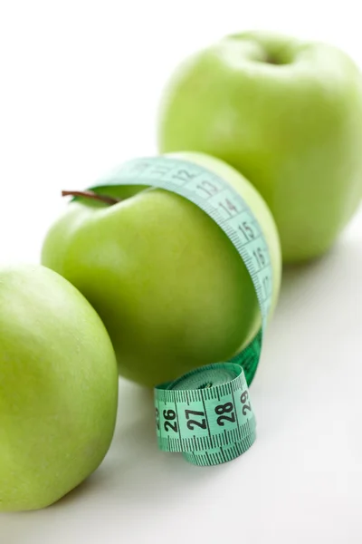 Mela verde con nastro di misurazione — Foto Stock