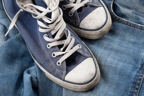 Кросівки і джинси — стокове фото