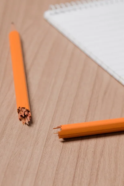 折断的铅笔和记事本 — 图库照片