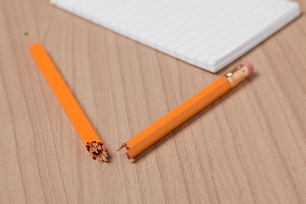 Сломанный карандаш и блокнот — стоковое фото