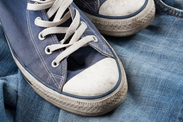 Spor ayakkabı, kot pantolon — Stok fotoğraf