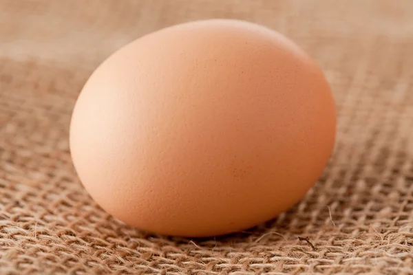 Puesta de huevos sobre yute — Foto de Stock