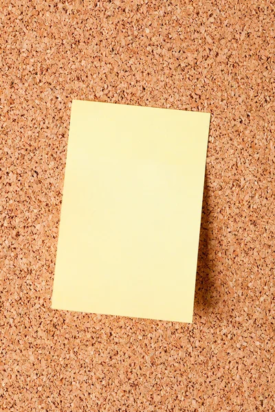 Aantekeningen op papier op cork board — Stockfoto