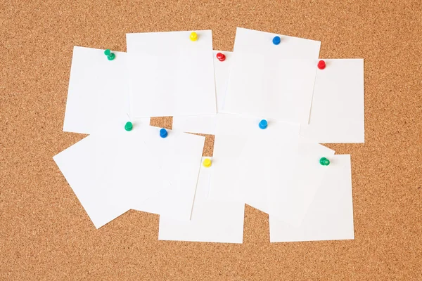 Notas de papel sobre cartón de corcho —  Fotos de Stock