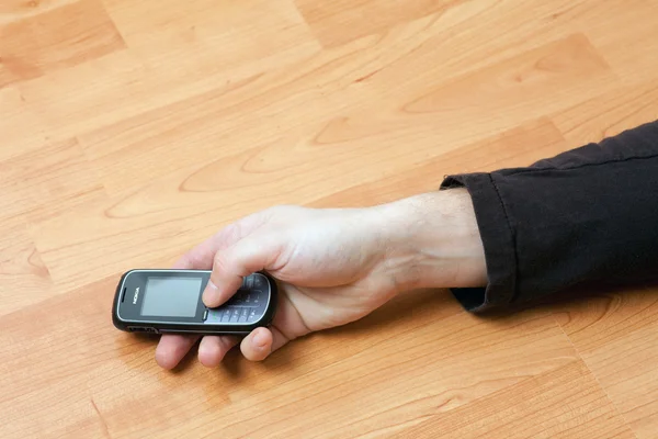 Mobiele telefoon in de hand — Stockfoto