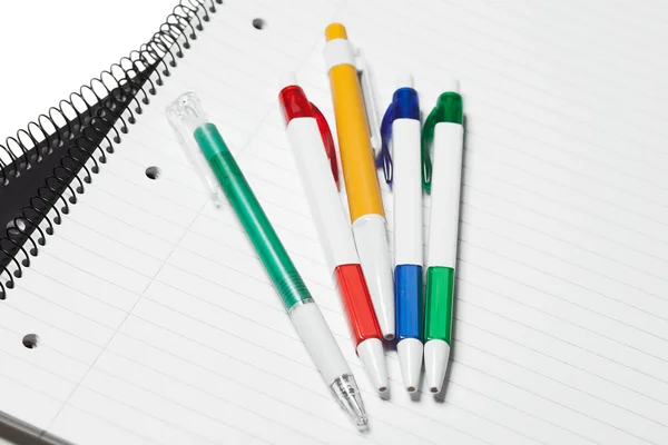 Caderno em branco e canetas coloridas — Fotografia de Stock