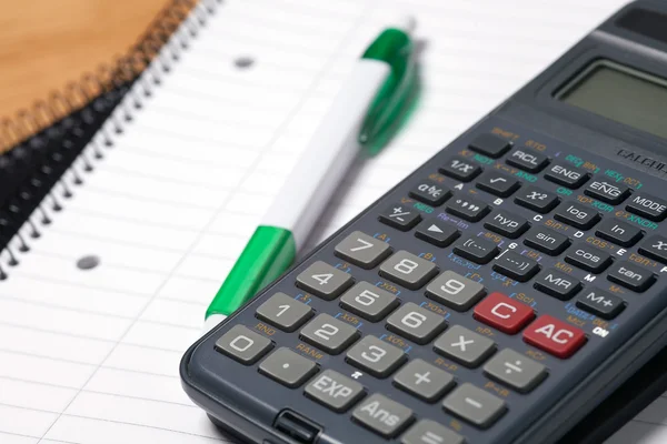 Calculatrice, stylo et cahier — Photo