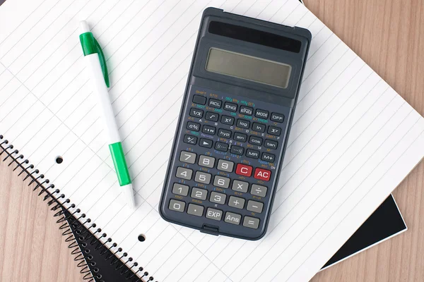 Calculatrice, stylo et cahier — Photo