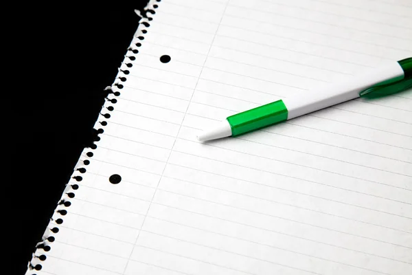 Folha de papel em branco com caneta — Fotografia de Stock