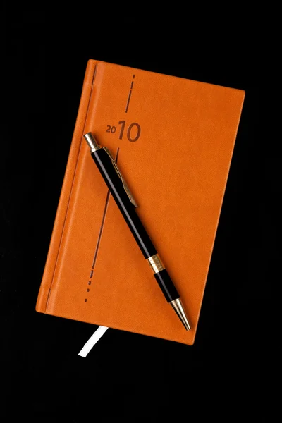 茶色の日記やペン — ストック写真
